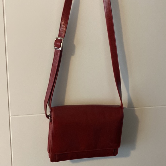 Sleek compact ladies cherry red leather handbag primo condition super organizer - Picture 3 of 5